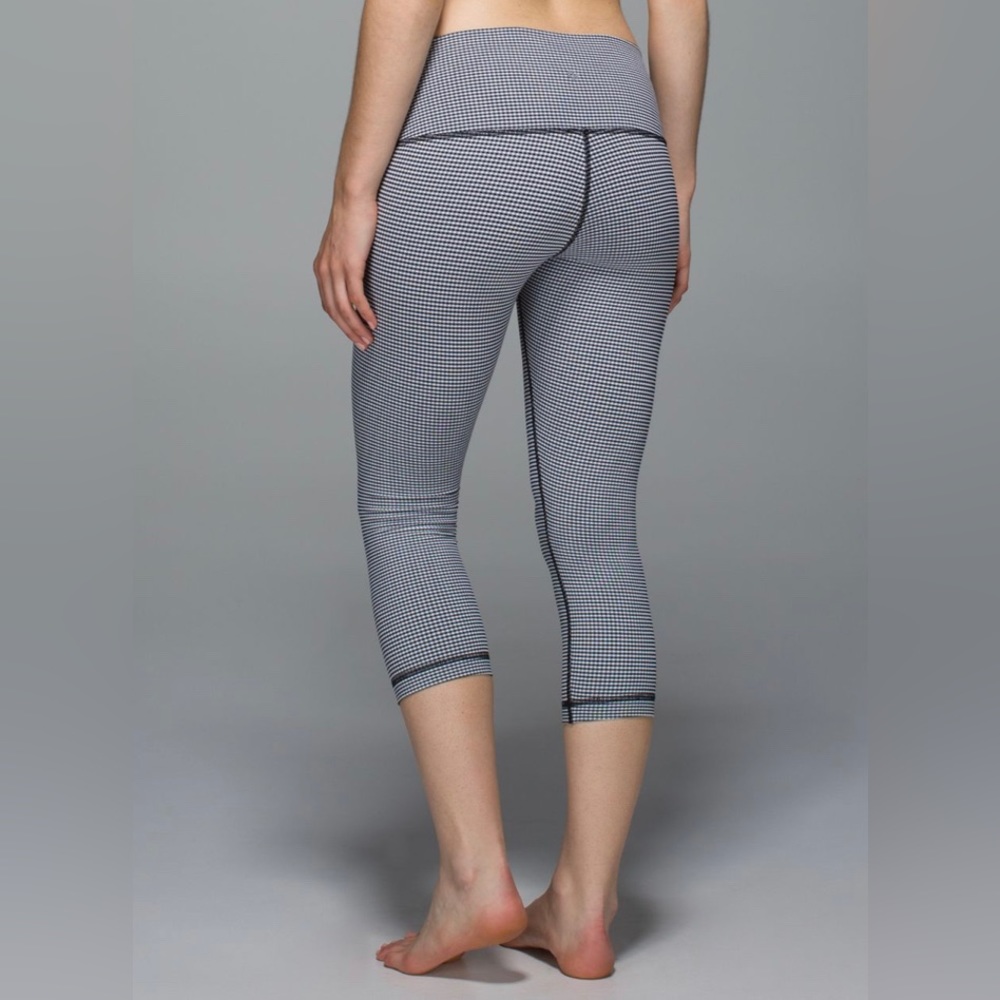 Lululemon $92 Wunder Under Crop II (Roll Down)
Gingham Luon White Black Size 6
